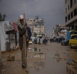 حياة قاسية يعيشها النازحون في ظل الاجواء الماطرة في مدينة غزة